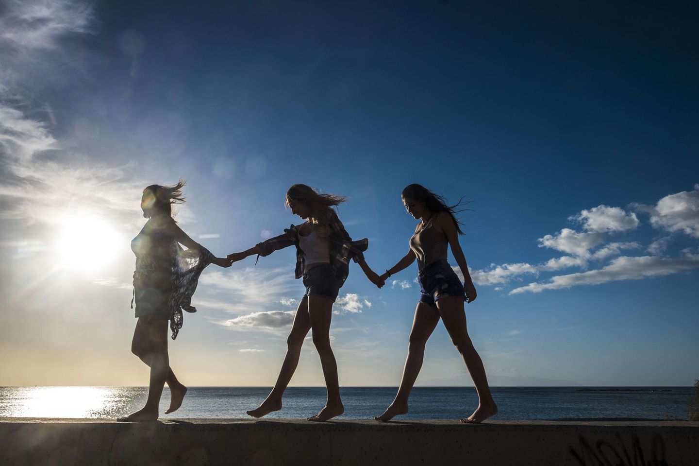 Eventuell-Vielleicht-Lesben: Drei Frauen laufen Hand in Hand