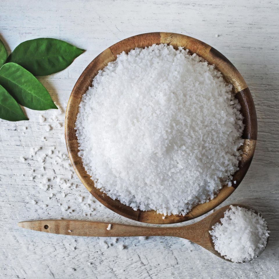 Salz im Essen: Salz in einer Holzschüssel