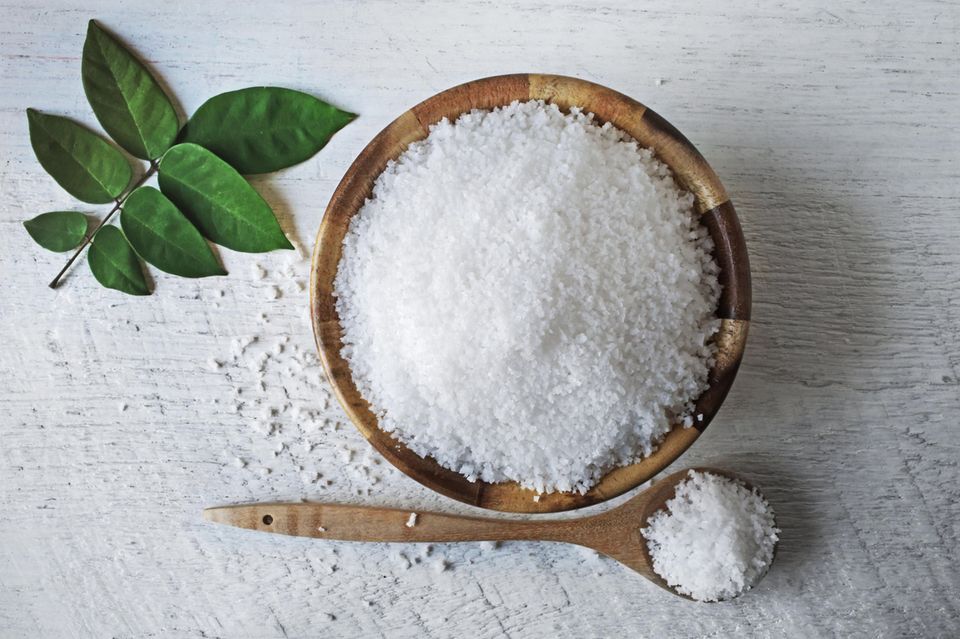 Salz im Essen: Salz in einer Holzschüssel