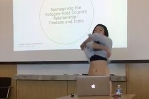 Eine Studentin zieht bei einem Vortrag ihr Hemd aus