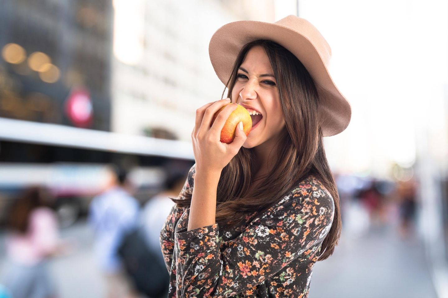 Apfeldiät: Frau beißt in einen Apfel