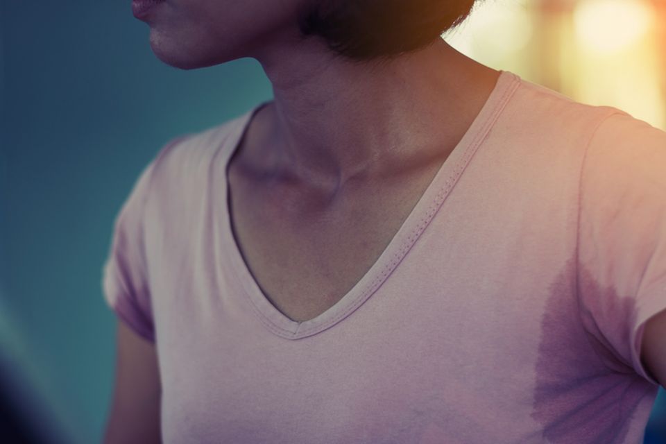 Schweißgeruch aus Kleidung entfernen: Frau mit Schweißfleck