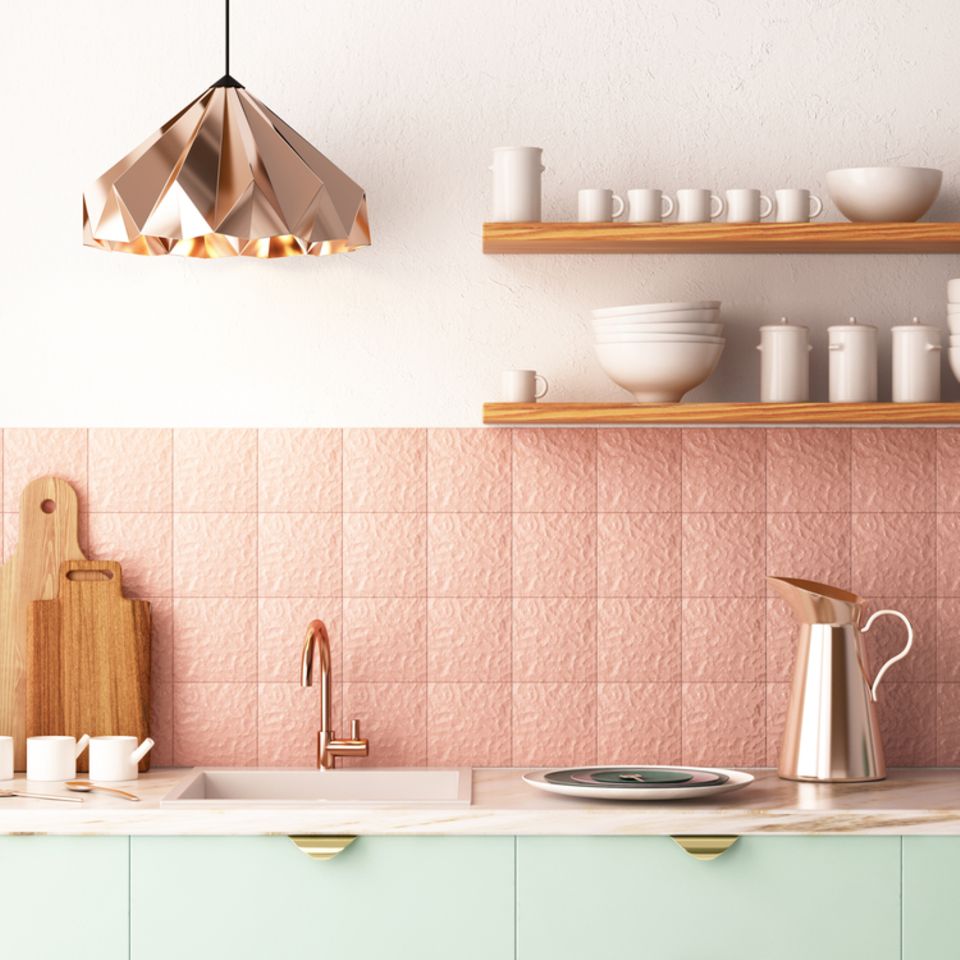 Fliesen streichen: Küche mit rosafarbenen Fliesen