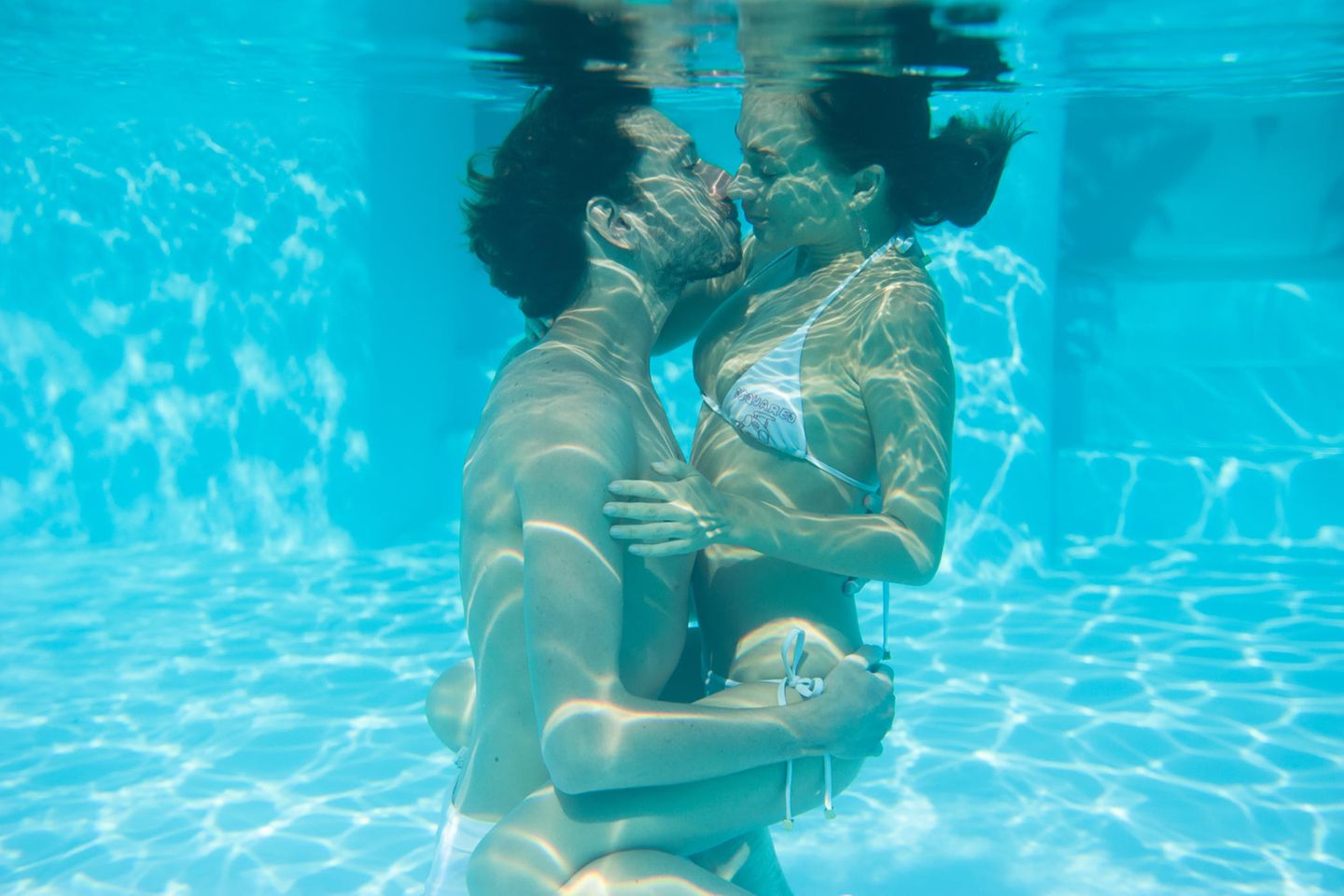 Sex im Wasser: Paar küsst sich unter Wasser