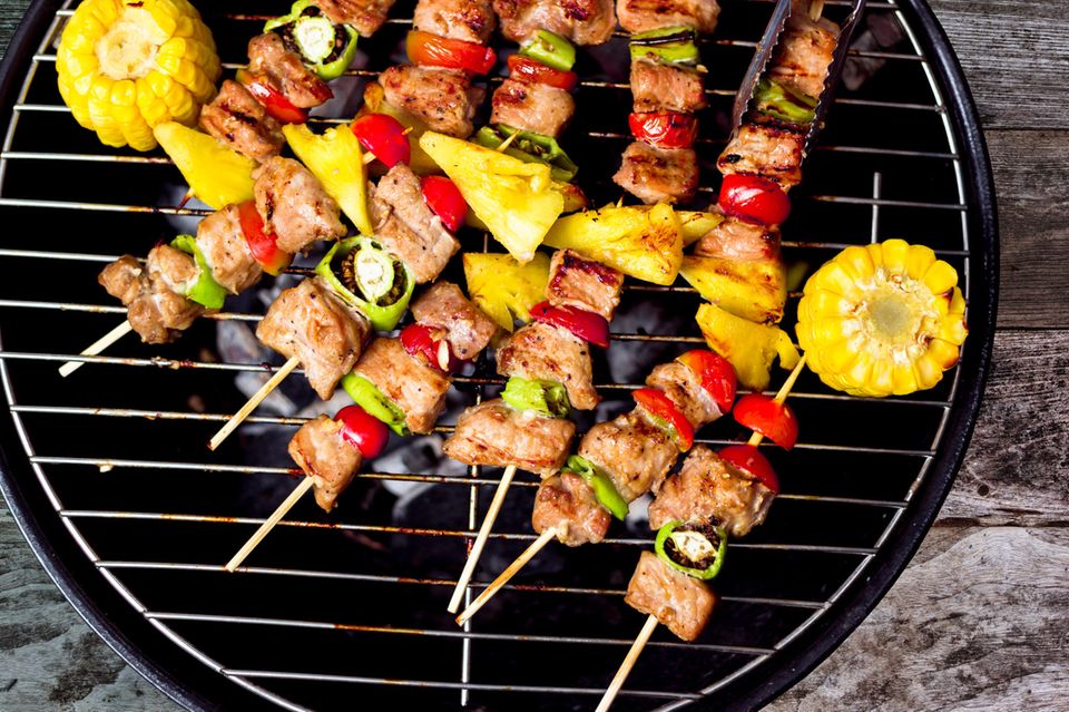 Indirektes Grillen: Grillspieße auf dem Grill