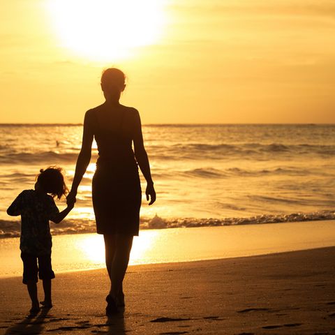 Unsichtbare Mutter: Mutter mit Kind am Strand