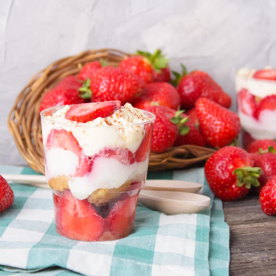 Erdbeer-Tiramisu: Dessert im Glas vor frischen Erdbeeren
