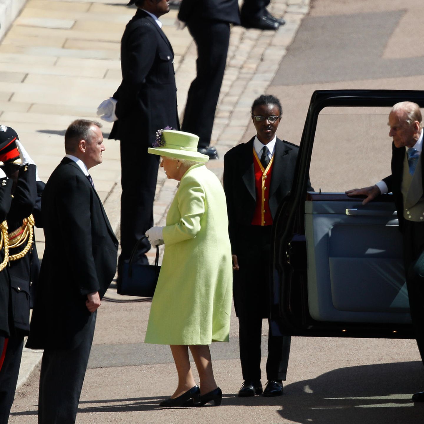Die Queen und Prinz Philip erreichen die Kapelle.