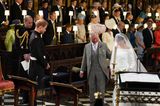 Einer der emotionalsten Momente: Prinz Charles führt Meghan Markle zum Altar.