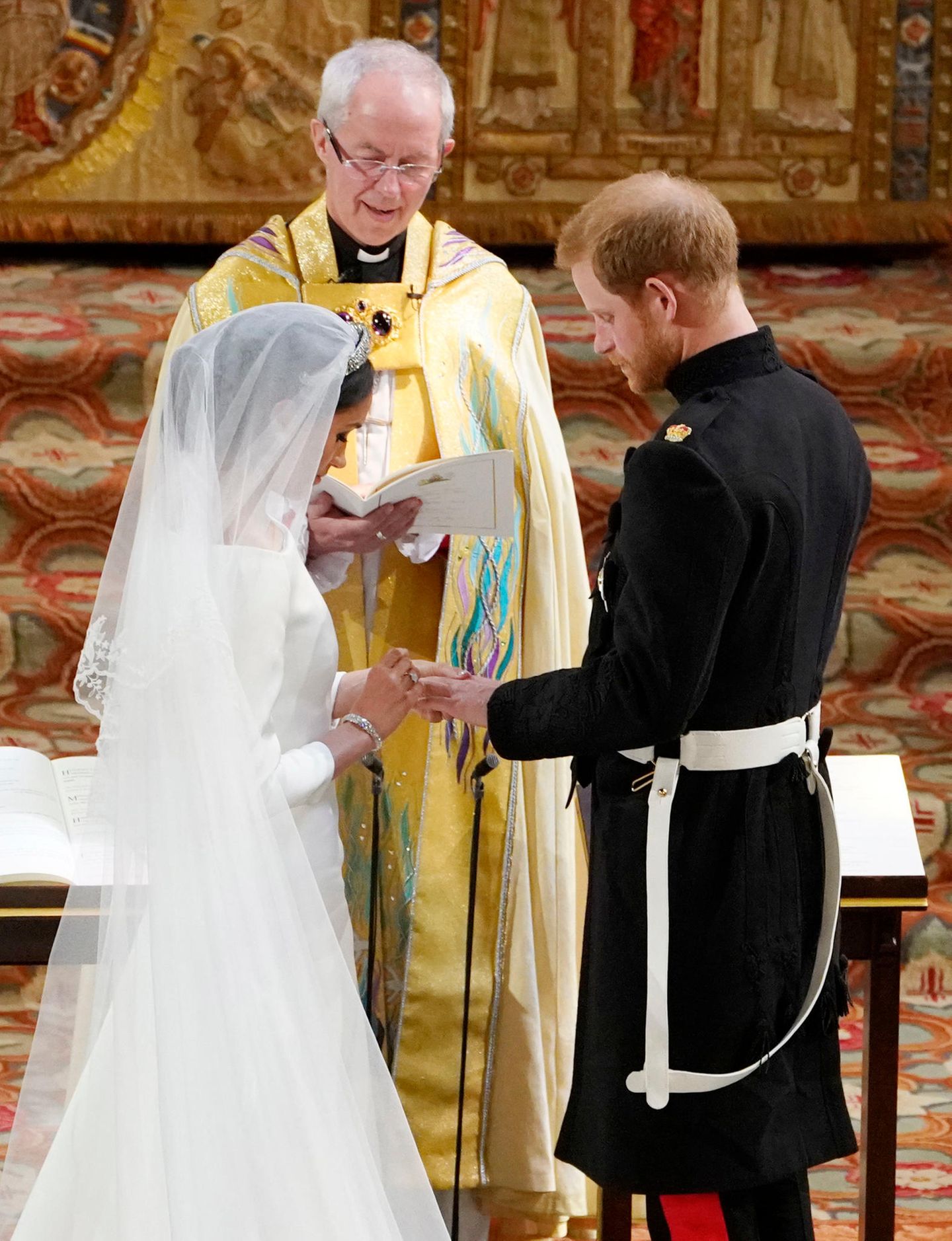 Natürlich bekommt auch Harry einen Ring. Sein Bruder William verzichtete bei seiner Hochzeit mit Kate damals darauf. 