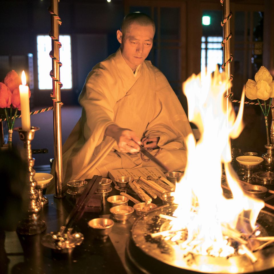 Japan: Ein Mönch beim Feuerritual