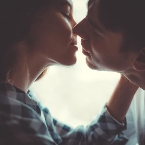 Richtig küssen: Ein Pärchen küsst sich