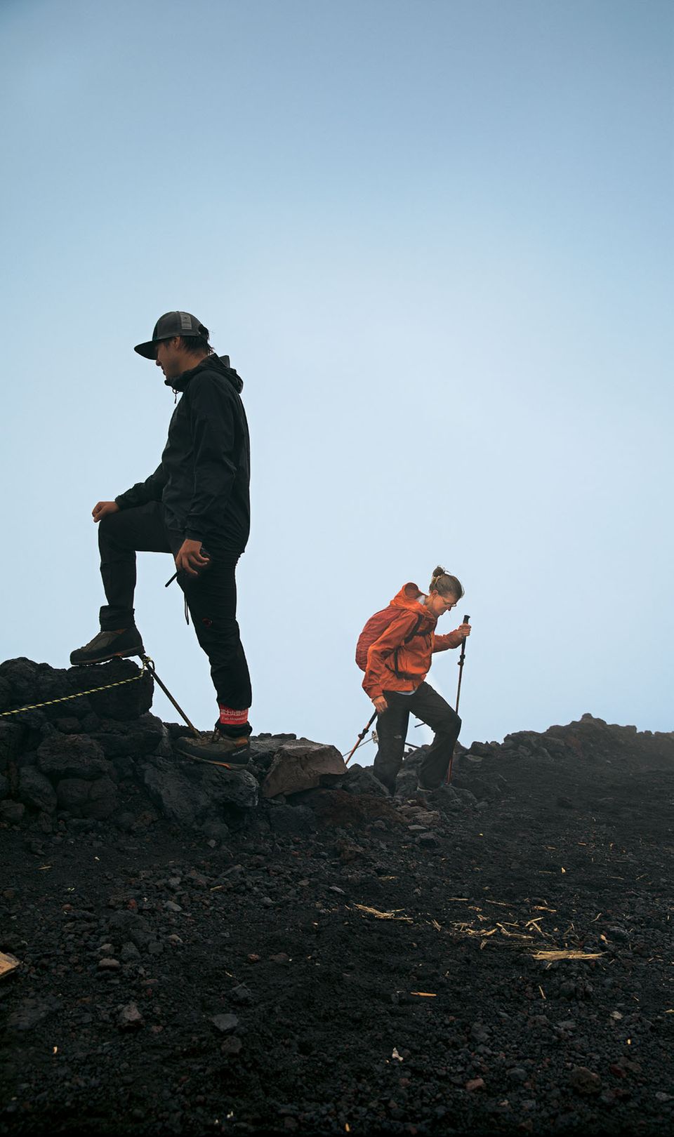 Japan: Zwei Personen beim Aufstieg zum Vulkan Fuji