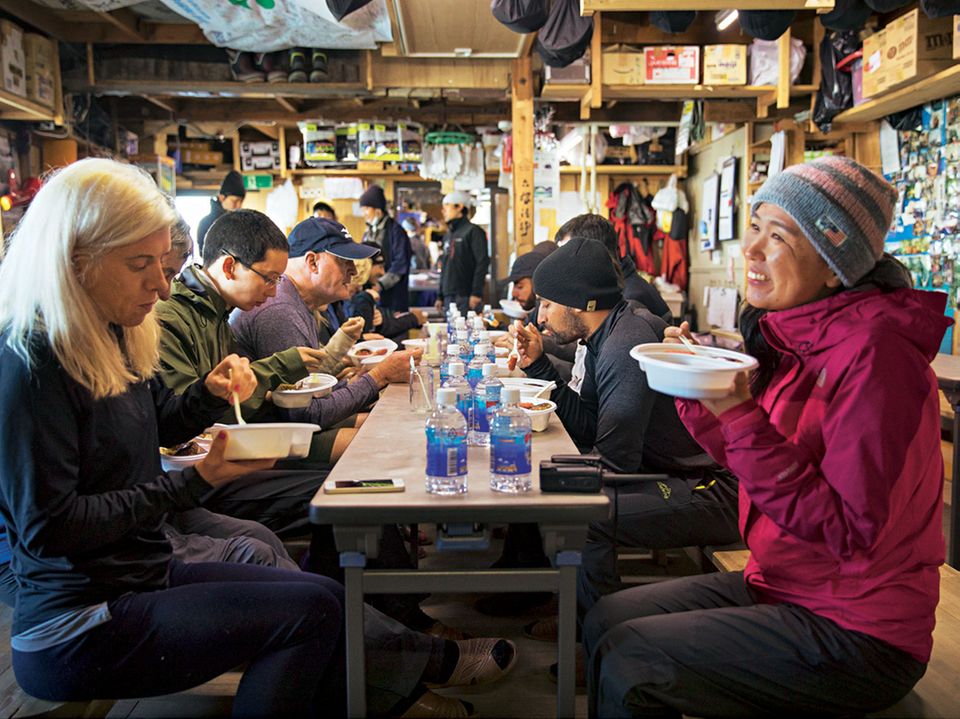 Japan: Die Wander-Gruppe beim essen in der letzten Hütte vor dem Gipfel