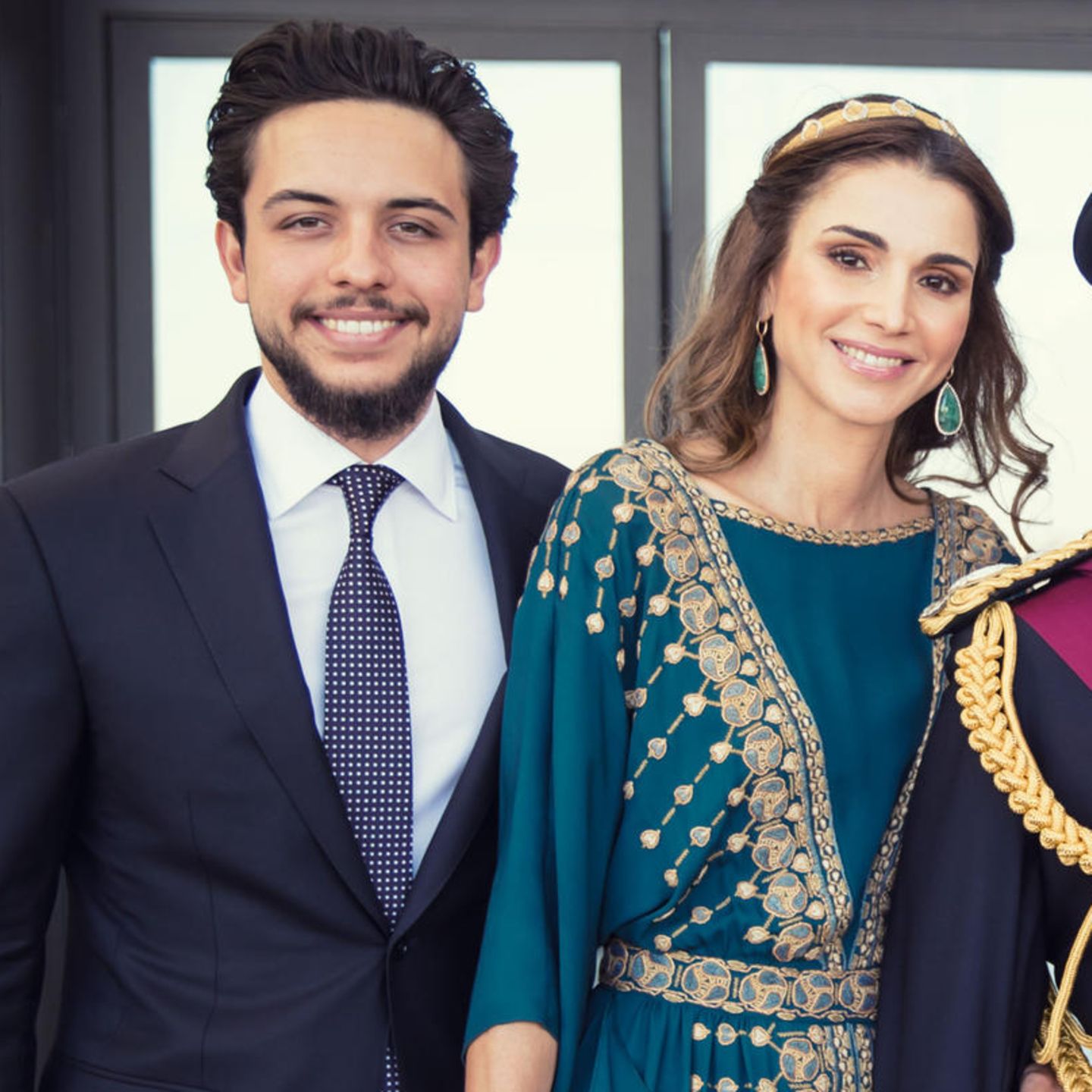 Prinz Hussein ist der älteste Sohn von König Abdullah und Königin Rania von Jordanien und wird eines tages den Thron von seinem Vater erben.Zusätzliches Goodie für seine Zukünftige: Mama Rania gilt als die stilsicherste Royal weltweit - und vielleicht darf sich ihre zukünftige Schwiegertochter ja das ein oder andere Mal an ihrem Kleiderschrank bedienen?
