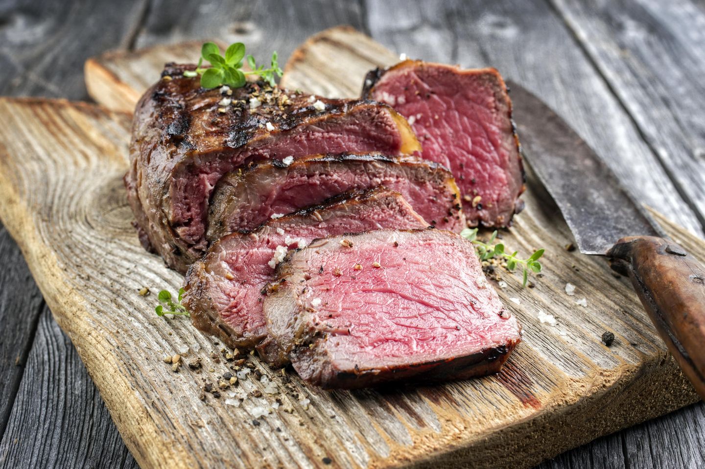Rindfleisch grillen: Frisch geschnittene Tranchen auf einem Brett