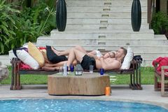 Philipp kann Caro nicht widerstehen. Philipp kann Caro nicht widerstehen.