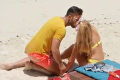 Domenico will bei Evelyn endlich Nägel mit Köpfen machen. Domenico will bei Evelyn endlich Nägel mit Köpfen machen.