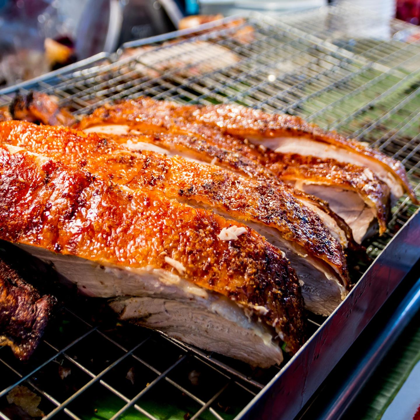 Krustenbraten vom Schweineschinken im Grill auf der Rotisserie