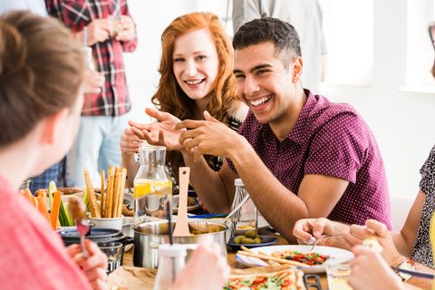 Lecker helfen: Freunde sitzen beim Essen zusammen