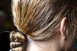 Frisuren bei Hitze: Hübsche Zopf-Idee mit Haargummis