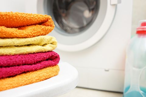 Handtücher stinken: Frisch gewaschene Handtücher im Bad