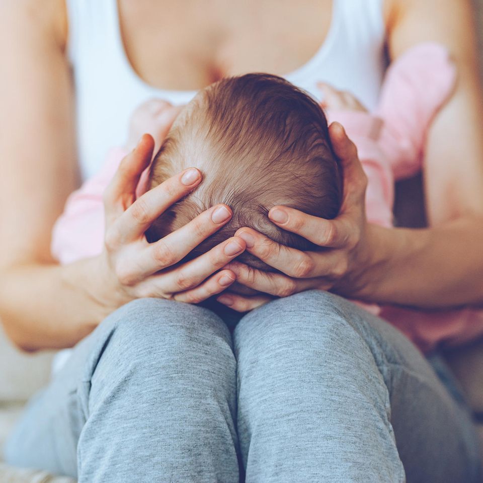 Neidisch aufs Baby: Frau mit Nachwuchs