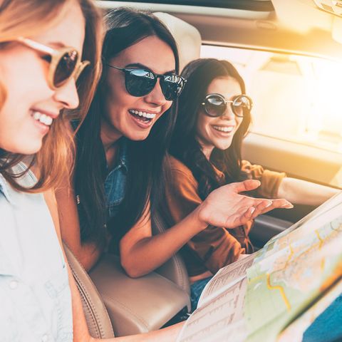 Fehler beim Autofahren im Ausland: Drei Mädchen im Auto unterwegs im Urlaub