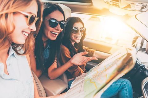 Fehler beim Autofahren im Ausland: Drei Mädchen im Auto unterwegs im Urlaub