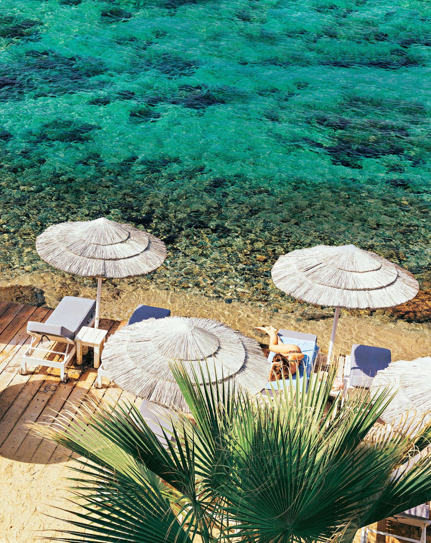 Mykonos Reisetipps: Terrasse mit Liegestühlen am Meer