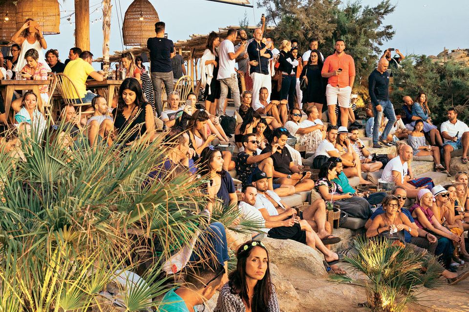 Mykonos Reisetipps: Viele Menschen im Beach Club
