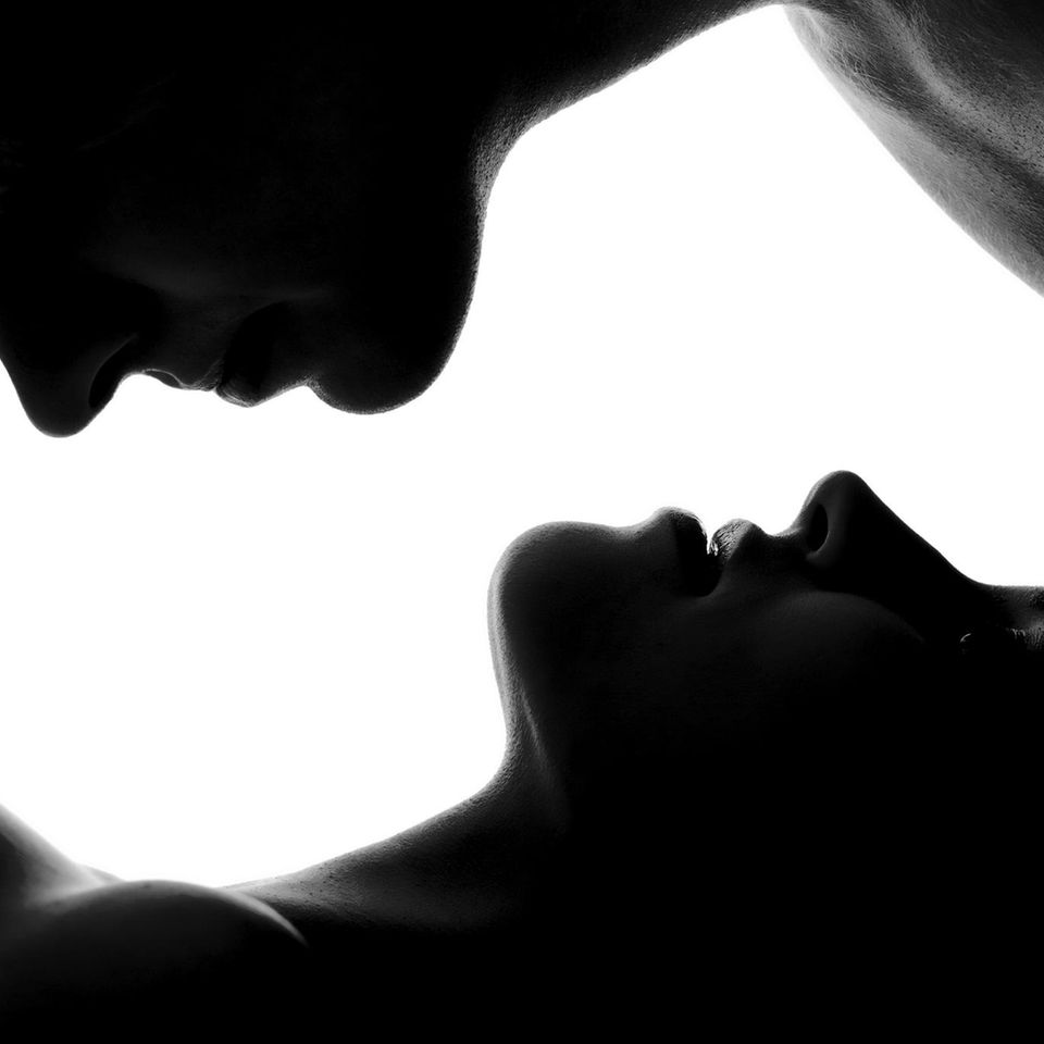 Slow Sex: Ein Paar küsst sich