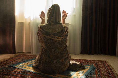 Sex im Einklang mit dem Islam: Betende Frau