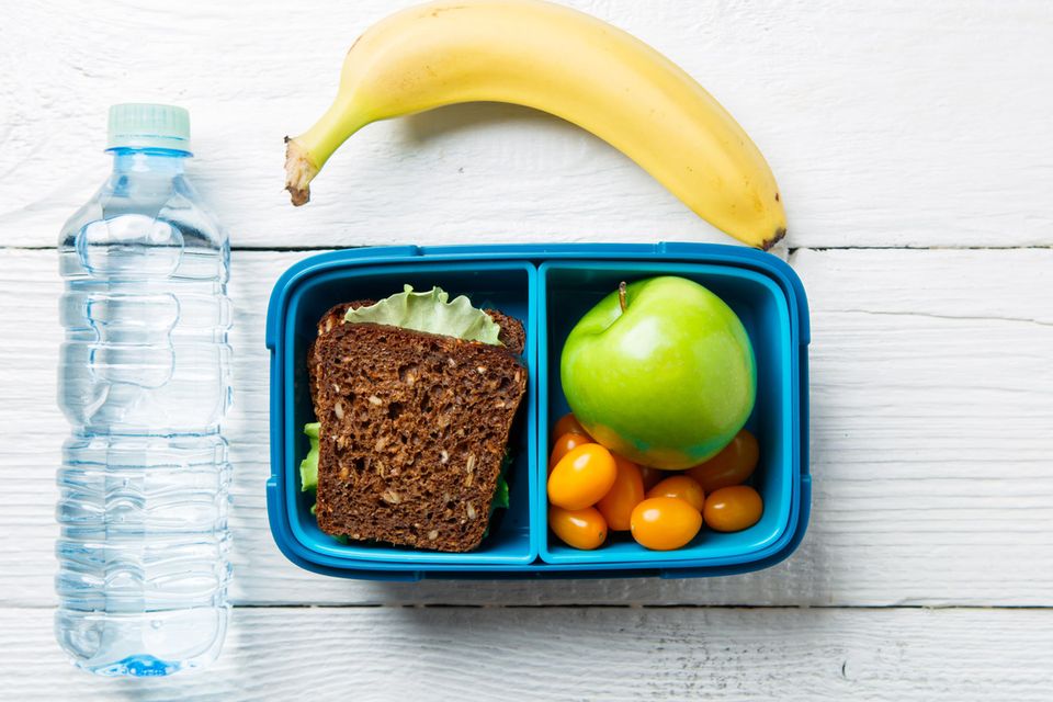 Pausenbrot: Brotbox mit Vollkornbrot, Obst und Gemüse