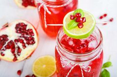 Sekt-Cocktail mit Granatapfel Cocktails mit Sekt: Diese Rezepte knallen richtig!