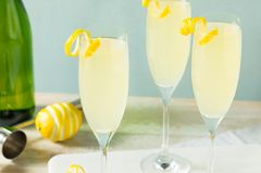 Sekt-Cocktail mit Zitroneneis Cocktails mit Sekt: Diese Rezepte knallen richtig!