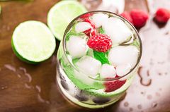 Cocktails mit Sekt: Diese Rezepte knallen richtig! Sekt-Cocktail mit Himbeeren