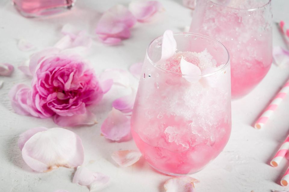 Sekt-Cocktail mit Rosen und Rosé-Sekt