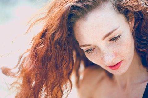Fake Freckles: Rothaarige Frau mit Sommersprossen