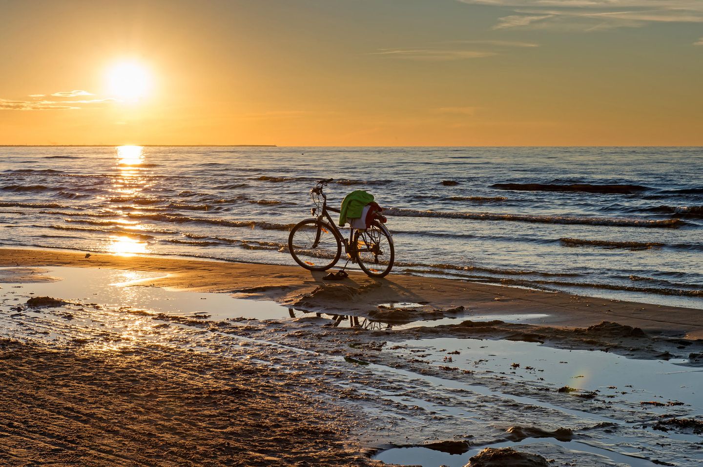 Radtour an der Ostsee: Fahrrad am Strand