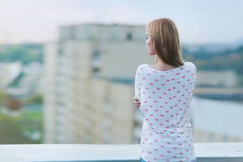 Wie lange sollte man nach einer Trennung warten? Frau steht auf dem Balkon