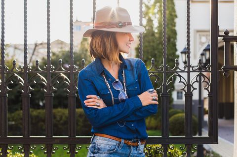 Jeans-Styles: Frau mit Hut im Profil