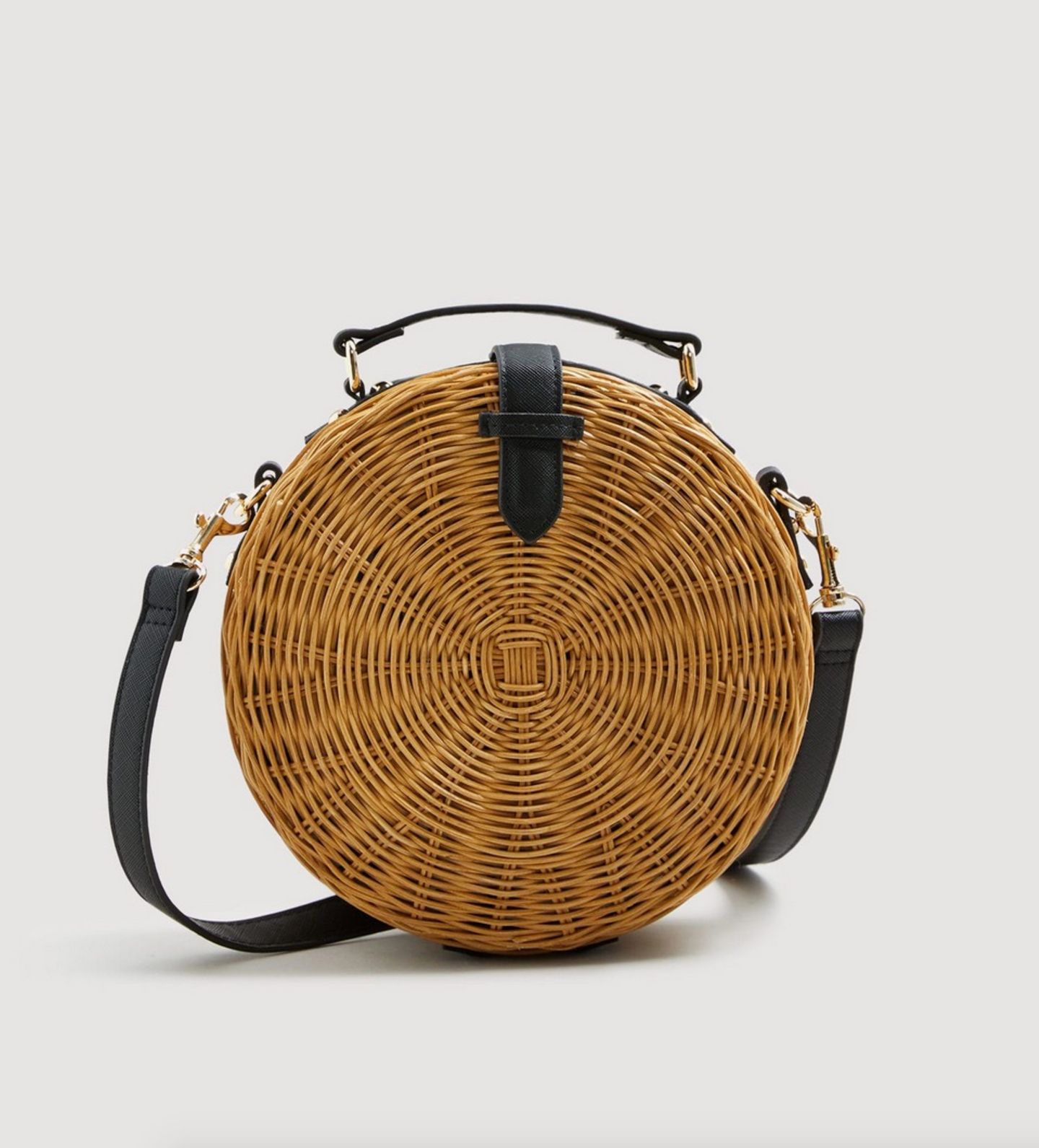 Total angesagt in diesem Sommer: Runde Taschen aus Bambus. Wir sind schon ganz verliebt in den Style. Dieses Modell ist von Mango und für circa 50 Euro erhältlich.