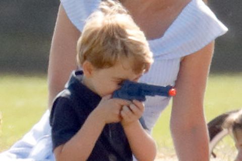 Mütter in heller Aufregung: Prinz George spielt mit einer Pistole!