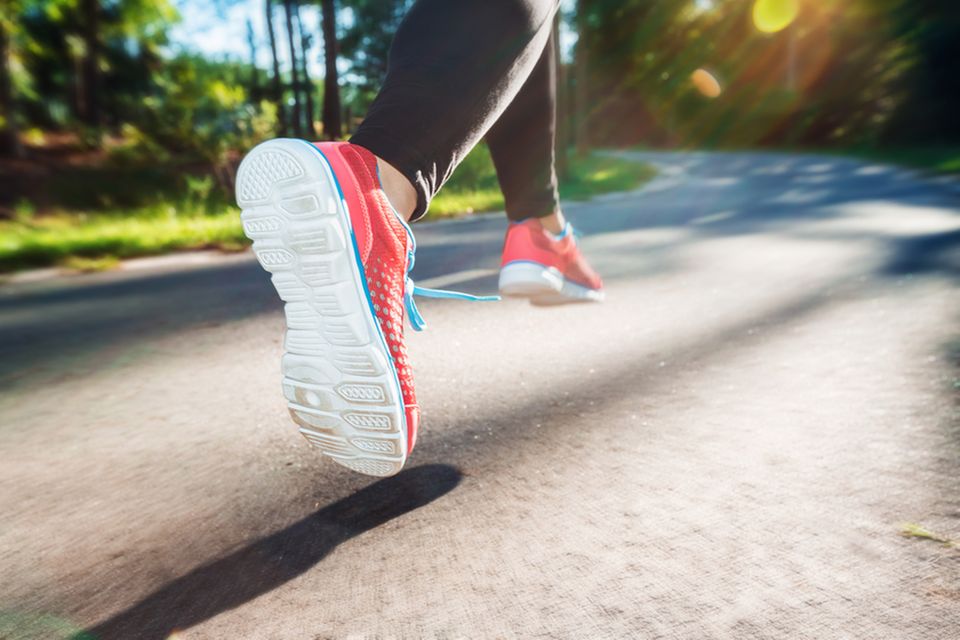 Laufen und Springen: Frau joggt
