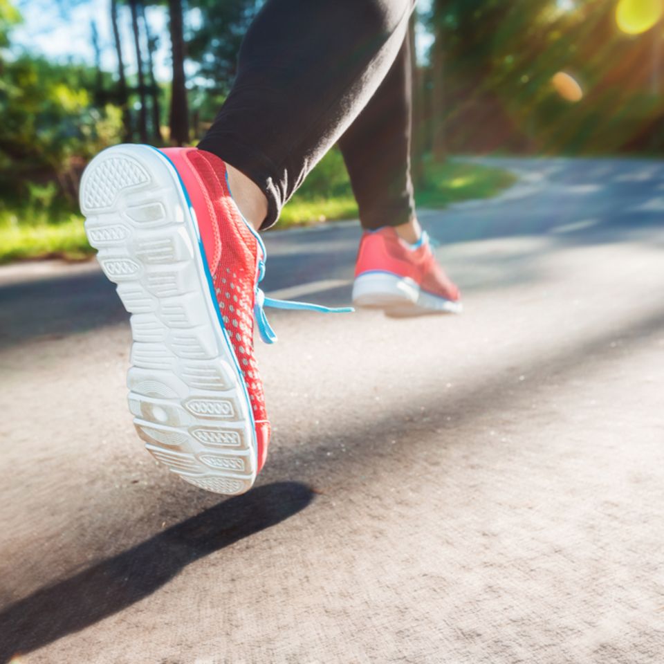 Laufen und Springen: Frau joggt