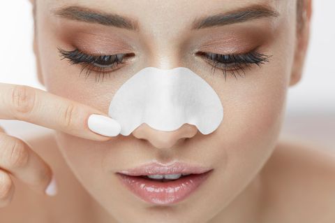 Nose Strips: Frau verwendet Mitesser-Streifen