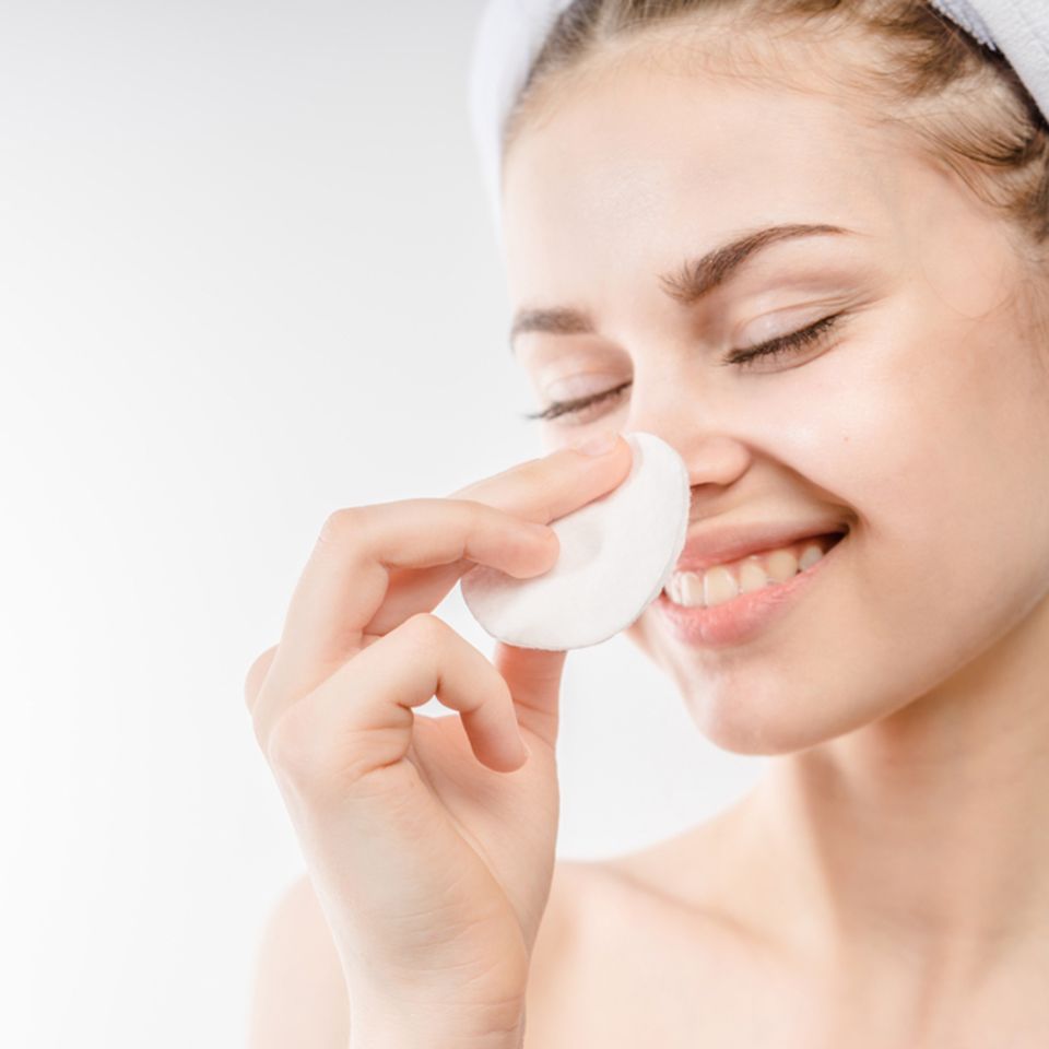 Mizellenwasser: Frau reinigt ihr Gesicht mit Wattepad