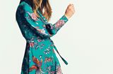 Sommertrends 2018: Model in grünem Kleid mit Blumenmuster