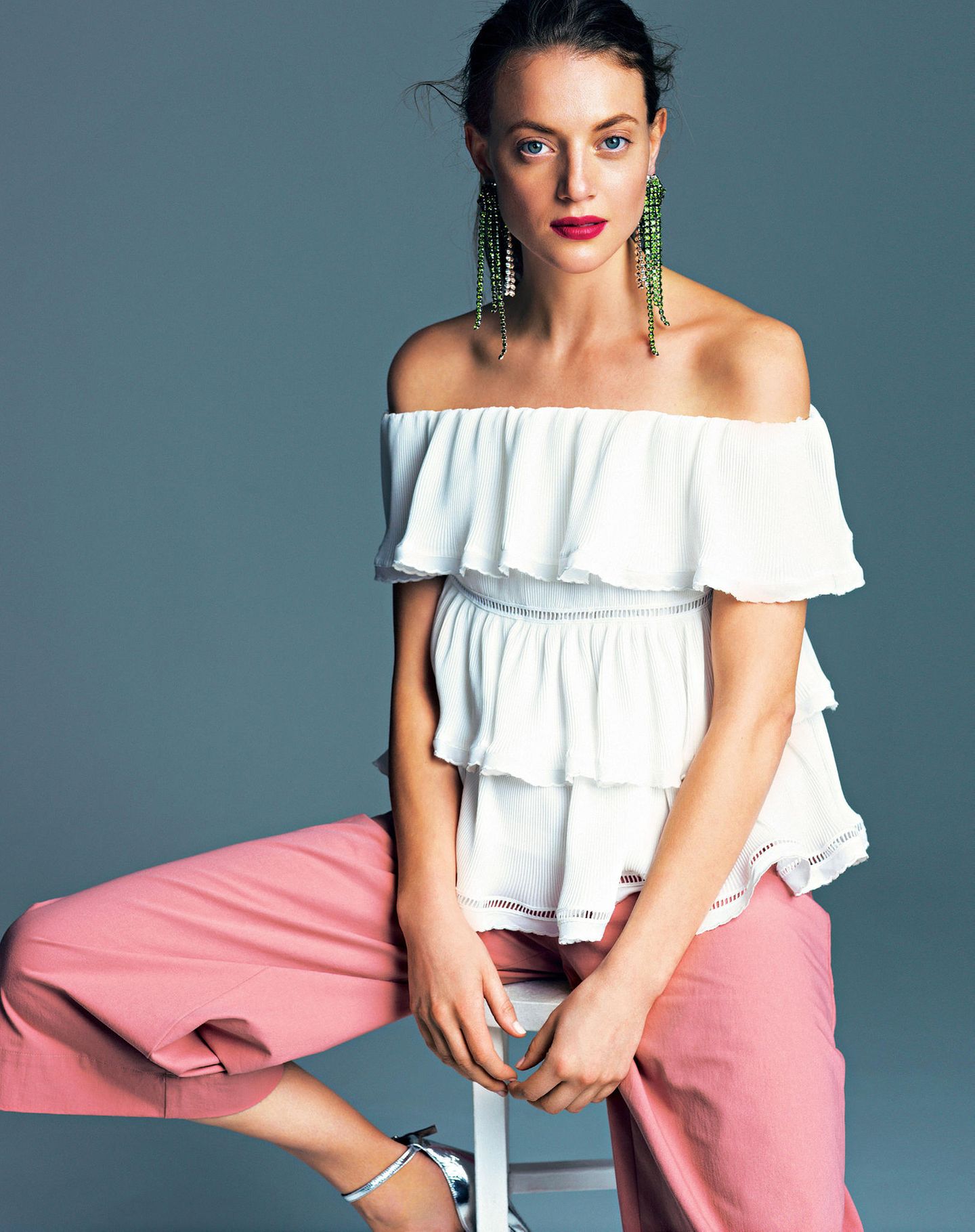 Sommertrends 2018: Model mit weißem Off-Shoulder-Oberteil und pinker Hose